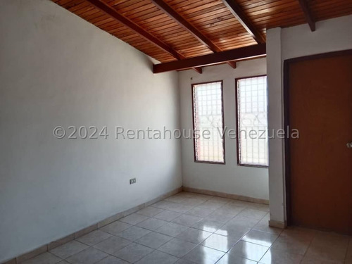 Townhouse En Turmero Hermoso Frente De Piedras Decorativas, Amplia Sala Comedor 24-28979 Irrr