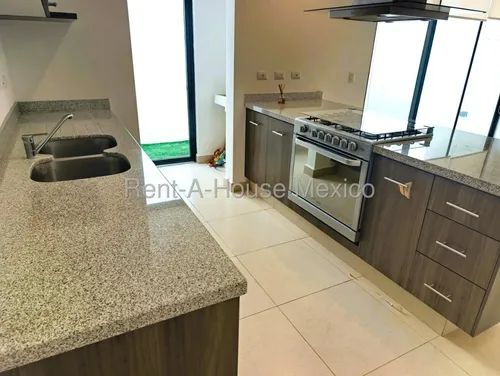 Se Renta Casa En Zibata Condominio Ankara Ofrece 3 Recamara Una En Pb Qh25-2527