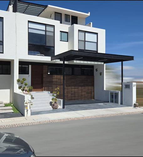 Casa En Venta Con Espacios Amplios (trato Directo)