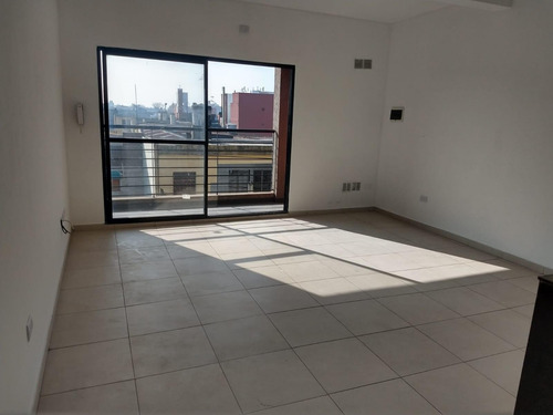 Imagen 4 de 15 de Excelente Departamento 2 Ambientes Al Frente Con Balcon - Zona La Tablada