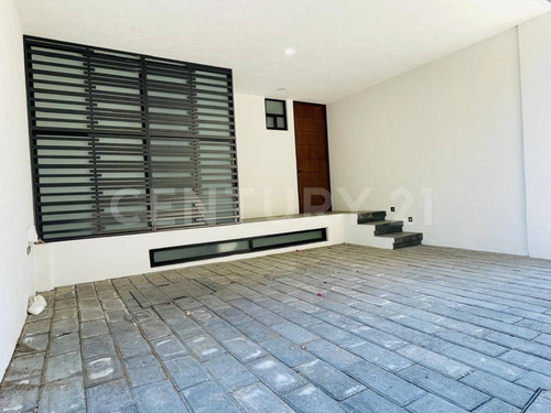 Venta Casa En Privada 3 Recamaras, 3 Baños, Con Jardín Y Sótano, Zona Cholula