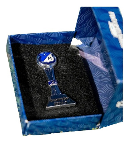 Pin Campeón Mfc Color Azul