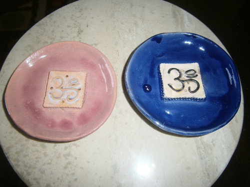 Imagen 1 de 5 de Porta Incienso Con Símbolo Om (rosado Y Azul) 