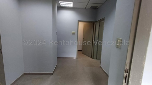 Local Venta Conserva Módulos De Trabajo,especial Para Banco Y Servicio De Encomienda, Aire Acondicionado Central, San Blas Valencia Carabobo Leida Falcon Lf24-25462