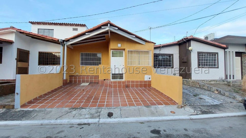 Casa En Venta Cabudare 2 Habitaciones, 2 Baños, Una Sala Amplia Y Fresca, Area De Cocina Y Lavadero, 2 Puestos De Estacionamiento Y Cuenta Con Tanque Subterraneo De 10 Mil Litros Gabriela C