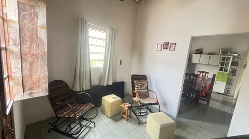 Casa De 6 Cômodos Com Área Livre