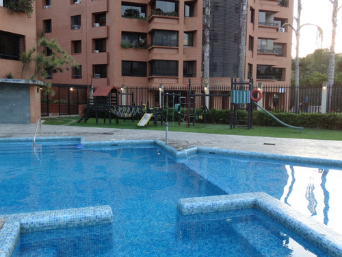 Se Alquila Excelente Apartamento En Los Samanes Con Piscina.