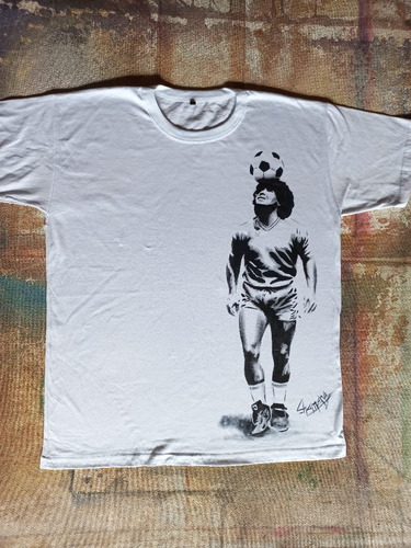 Remera De Maradona Blanca Con Pelota Pintada A Mano