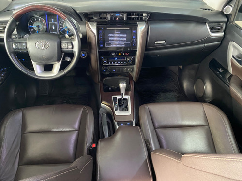 Imagen 11 de 16 de Toyota Hilux Sw4 Tdi Srx At L16 2019