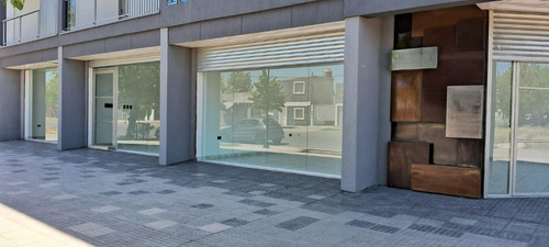 Alquiler De Locales Comerciales Sobre Avenida Moreno - ¡alta Gama Y A Estrenar!