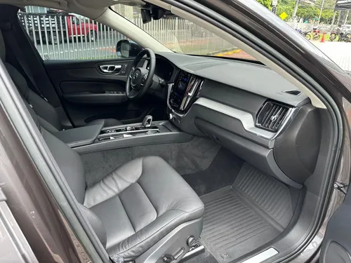 Volvo XC60 2.0 B5 Momentum Hybrida At 4x4