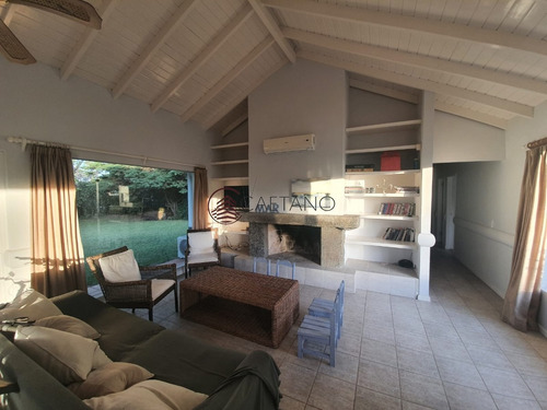 Hermosa Casa En Barrio Privado, Punta Del Este- Ref: 2792