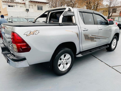 Imagen 10 de 23 de Toyota Hilux Srv 4x4