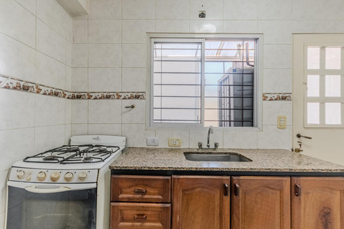 Casa Triplex Con Cochera Y Patio En Venta En Muñiz