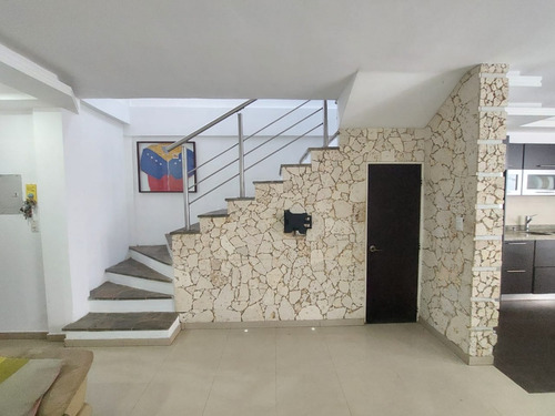 Townhouse En Res. Guayabal Garden, Naguanagua. Minerva K