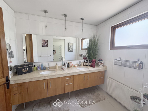 Casa En Arriendo De 5 Dorm. En Las Condes