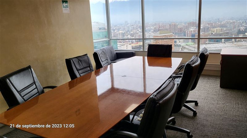 Oficina En Arriendo Cuenta Con Mobiliario