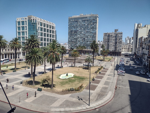 Frente Plaza Independencia, Muy Amplio, Gran Punto. Vivir O Oficina.