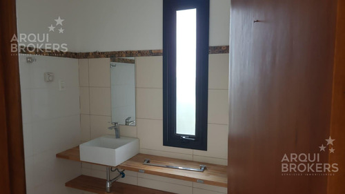 Casa De 3 Dormitorios Y Servicio En Venta En Mirador De La Tahona