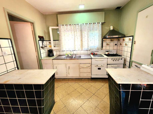 Chalet En Venta En Castelar Sur