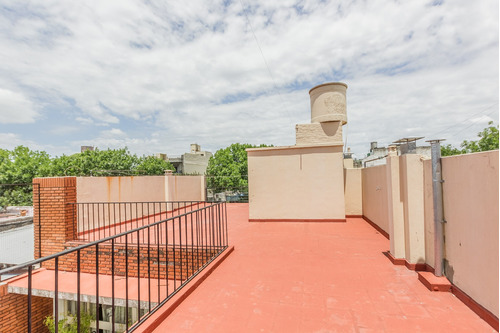 Ph En Piso Con Entrada Independiente De 3 Ambientes, Con Patio, Balcón, Cochera Y Terraza En Venta En Boedo, Caba.