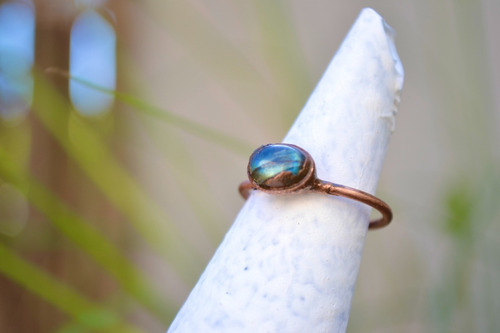 Imagen 5 de 7 de Anillo Solitario Labradorita, Cobre, Piedra Natural En Bruto