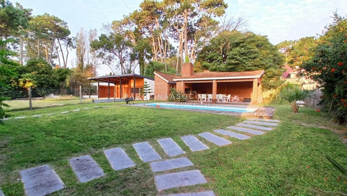 Muy Linda Casa En Lugano- Ref: 2315