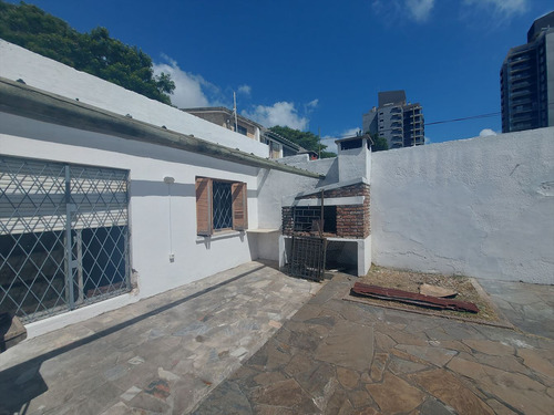Casa Con Jardin , 2 Dormitorios, Cochera Y Apto Al Fondo