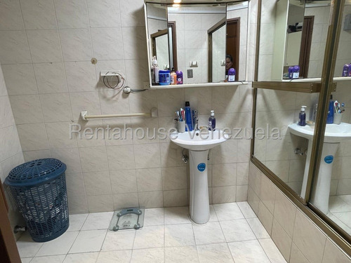 Cómoda Y Acogedora Casa De Múltiples Niveles En Venta Ubicada En La Trinidad 25-17807