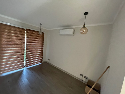 Moderna Casa Mediterranea En Condominio Seguro