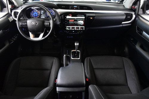 Imagen 21 de 25 de Toyota Hilux 2.8 Srv 4x4 Aut - Car Cash