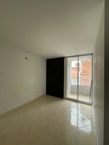 Venta De Apartamento En Barrio Cristobal Con Excelente Area