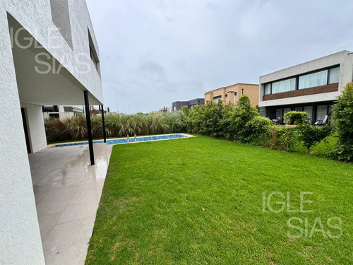 Casa En Venta De 3 Dormitorios En Los Castaños A Estrenar.