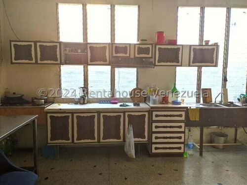 María Valera Trae En Venta Casa-comercial Con 1 Local Extenso Con Su Baño Y Oficina, En Centro Este De Barquisimeto, Agua Constante, Piso De Granito, Cantv, Aba, Ideal Para Uso Comercial O Residencial