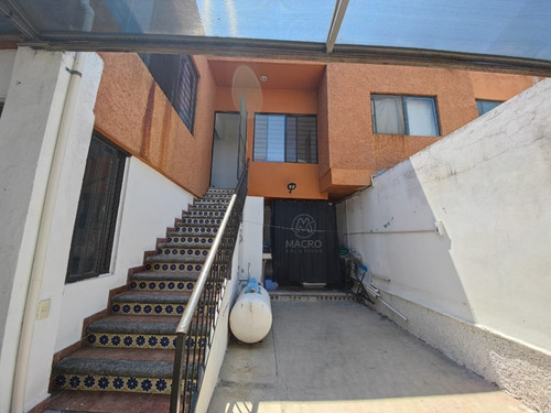 Casa En Venta En Fracc. Valle Del Sol De Dos Niveles Con Jardín.