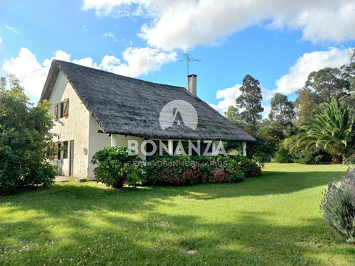 Casa En Venta. Piriápolis, Bella Vista. 4 Dormitorios, 3 Baños. 3052 M² De Terreno. A 200m De La Playa.