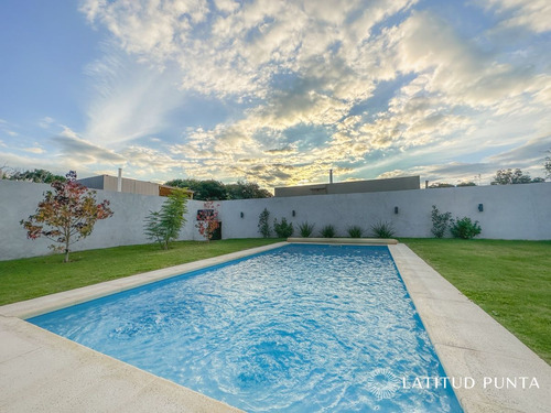 Imagen 8 de 30 de Casa Con Vista A Laguna Del Diario, 3 Dormitorios Más Dependencia Y Piscina