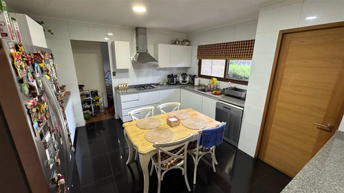 Impecable En Venta De 5 Dorm. En Curicó