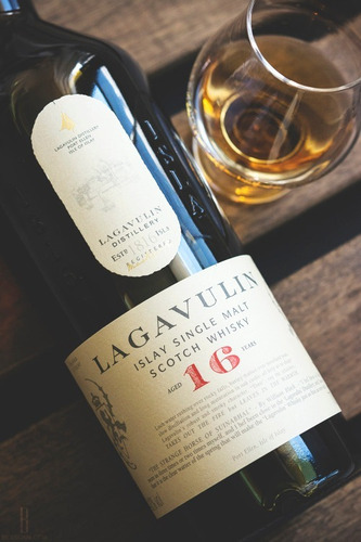 Imagen 2 de 2 de Whisky Lagavulin 16 Años En Estuche