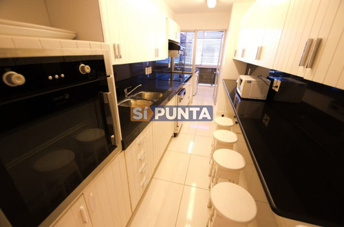 Imagen 11 de 24 de Apartamento En Playa Mansa 3 Dormitorios Alquiler