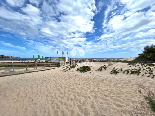 Terreno Esquina En Venta En Punta Colorada, Piriápolis. A 2 Cuadras De La Playa. 940 M² De Superficie.