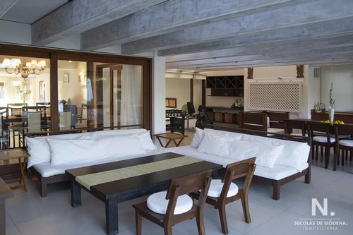 Casa A La Venta En Playa Mansa Punta Del Este, Gran Tamaño Ubicada En Zona Privilegiada.
