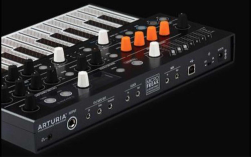 Sintetizador Hibrido Arturia Microfreak