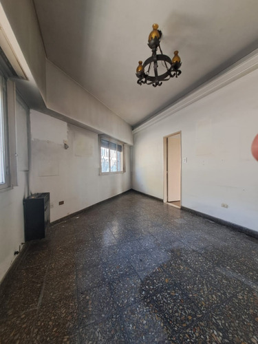 Tipo Casa 4 Amb Al Frente En Planta Baja Con Patio * A Mts De Avenidas*