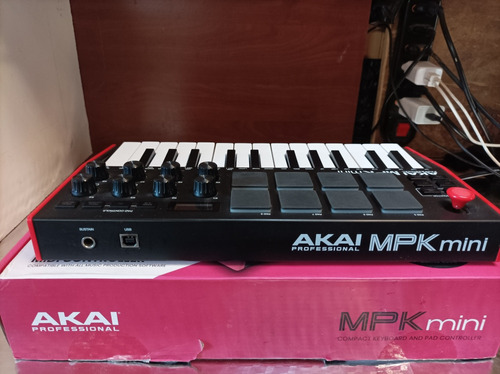 Akai Mpk Mini, Drum Machine, Linea De Bajos 3 Sintetizadores