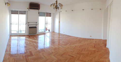 Imagen 2 de 14 de Castro Al 1700 Entre Salcedo E Inclán, Boedo. Piso 3. Al Frente Con Balcón Corrido A La Calle. 3 Ambientes. 2 Dormitorios. Superficie 68 M2. Cochera Fija Y Cubierta. Cocina Grande Con Lavadero