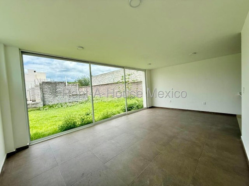 Venta. Santa Rosa Jauregui - Casa, Sala De Tv, 3 Recámaras, Cuarto De Servicio