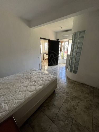 Casa En Venta En Col. Cuauhtemoc De Un Solo Nivel Con Jardín