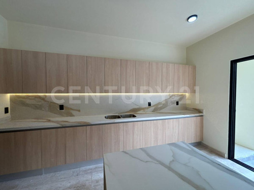 Residencia De Lujo En Vía Cumbres Con Amplios Espacios Y Exclusividad