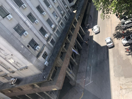 Oficina En Plaza Matriz En Edificio En Pleno Casco Histórico.